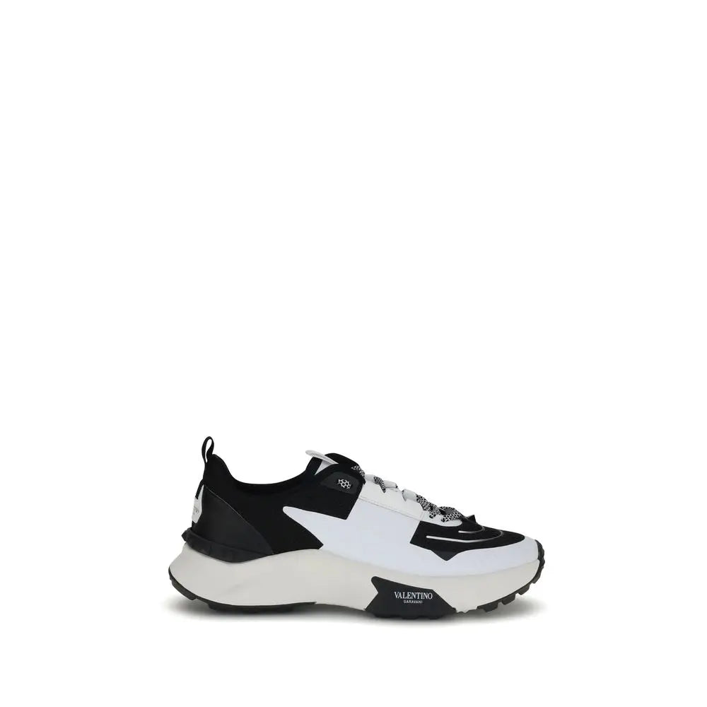 Valentino Garavani True Act Sneakers – Zwart & Wit Leer met Rockstud Zool Valentino Garavani