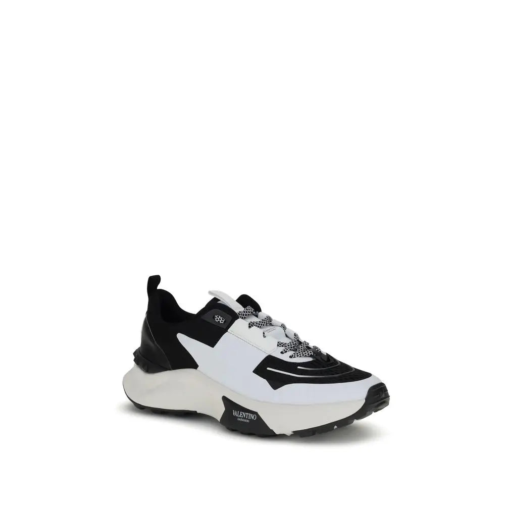 Valentino Garavani True Act Sneakers – Zwart & Wit Leer met Rockstud Zool Valentino Garavani